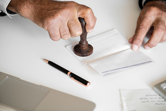 le notaire lors de la signature d'un bail emphytéotique