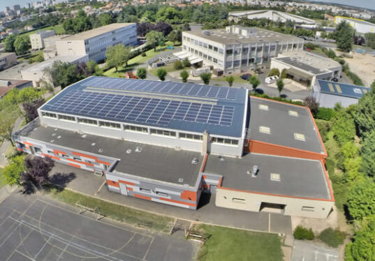 batiment indutriel rénové grace au solaire